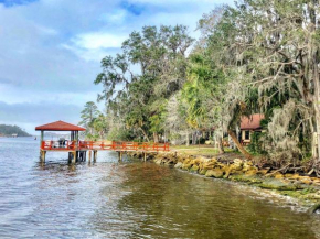 Beautiful Waterfront Home, Near The Beach